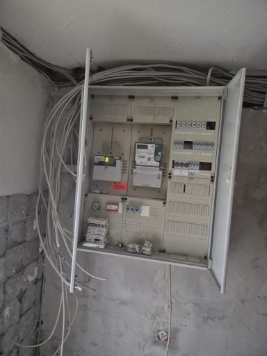 Vorbereitung Leitungsverlegung für ein neuen Zählerschrank. 